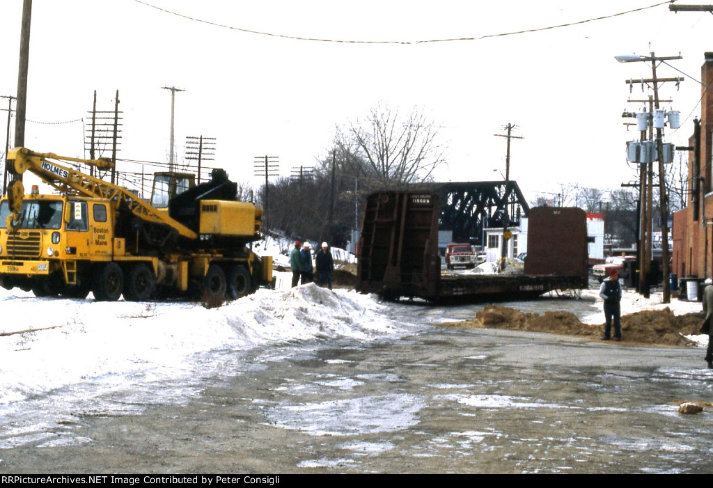 B&M wrecking truck marked with "Holmes " & "Tonka"  